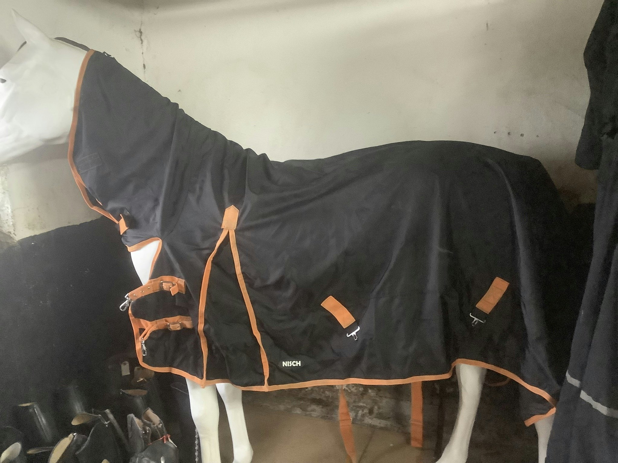 Nisch regntäcke med fast hals,fattas ett knäppe på halsen,svart, 145 cm