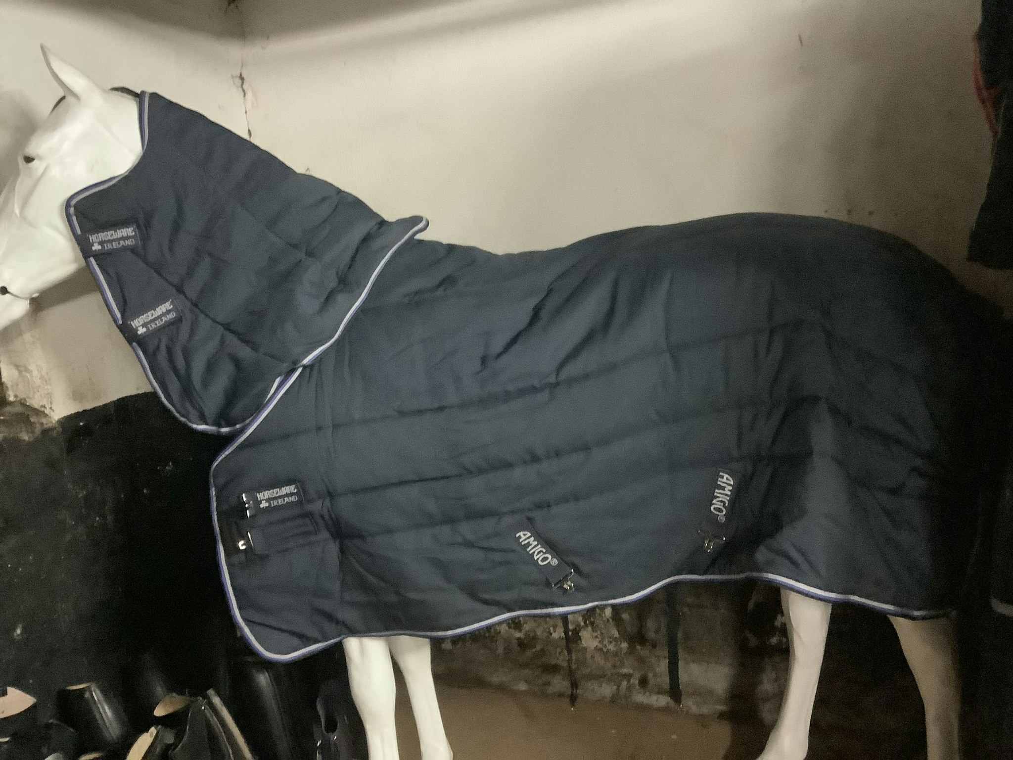 Amigo stalltäcke,140 cm,250 gr med hals,blå,anv en gång,