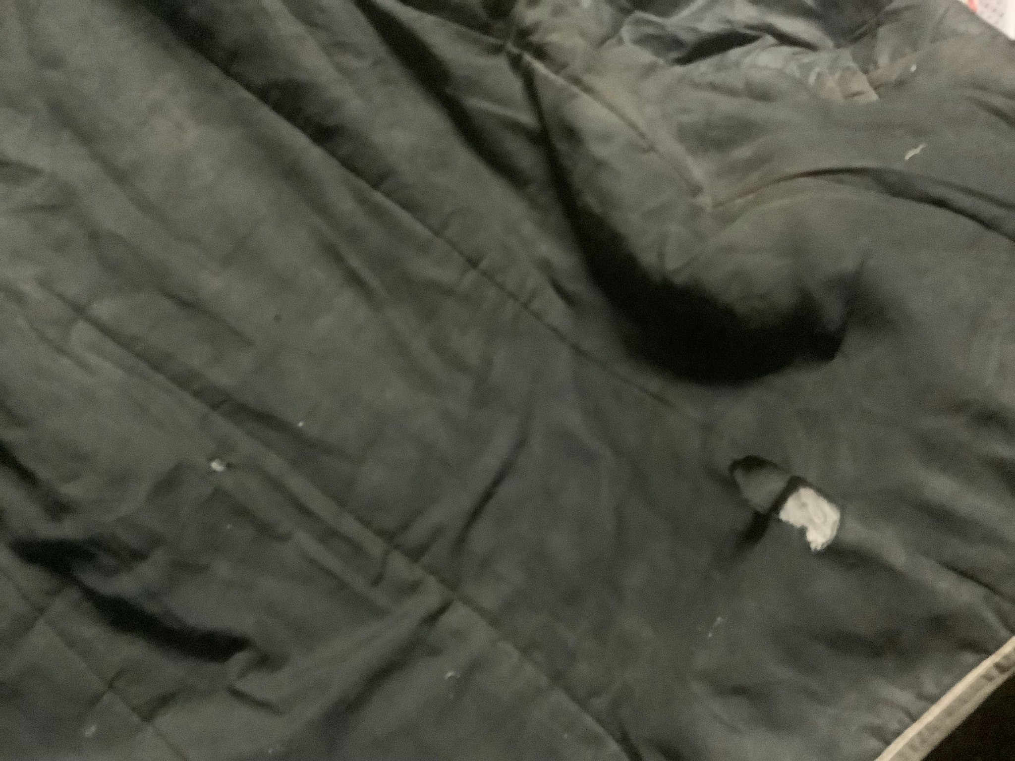 Vintetäcke ca 200 gr,brunt,135 cm,2 små revor insidan,ett hål utsidan