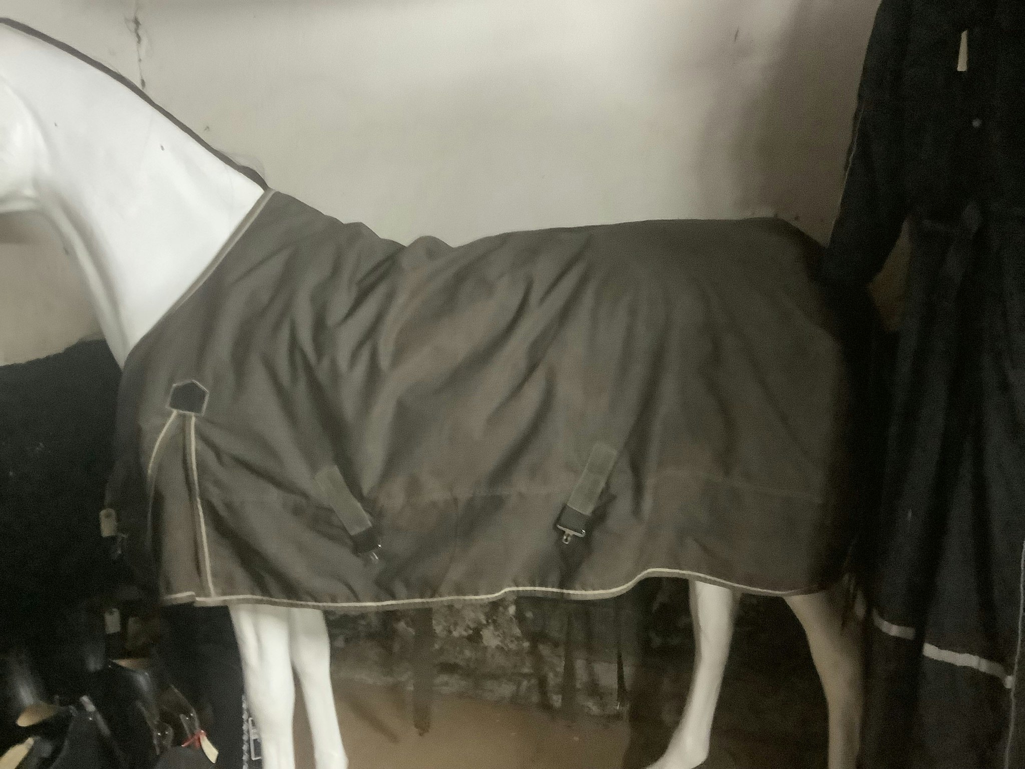 Vintetäcke ca 200 gr,brunt,135 cm,2 små revor insidan,ett hål utsidan