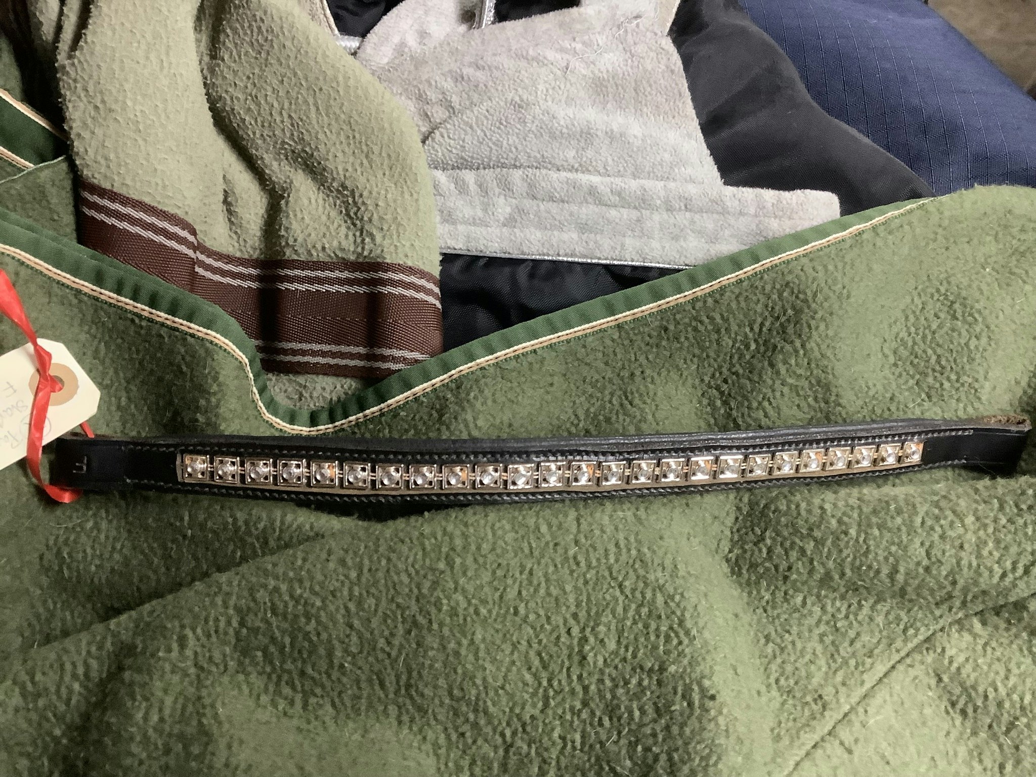 Pannband svart med stenar,F