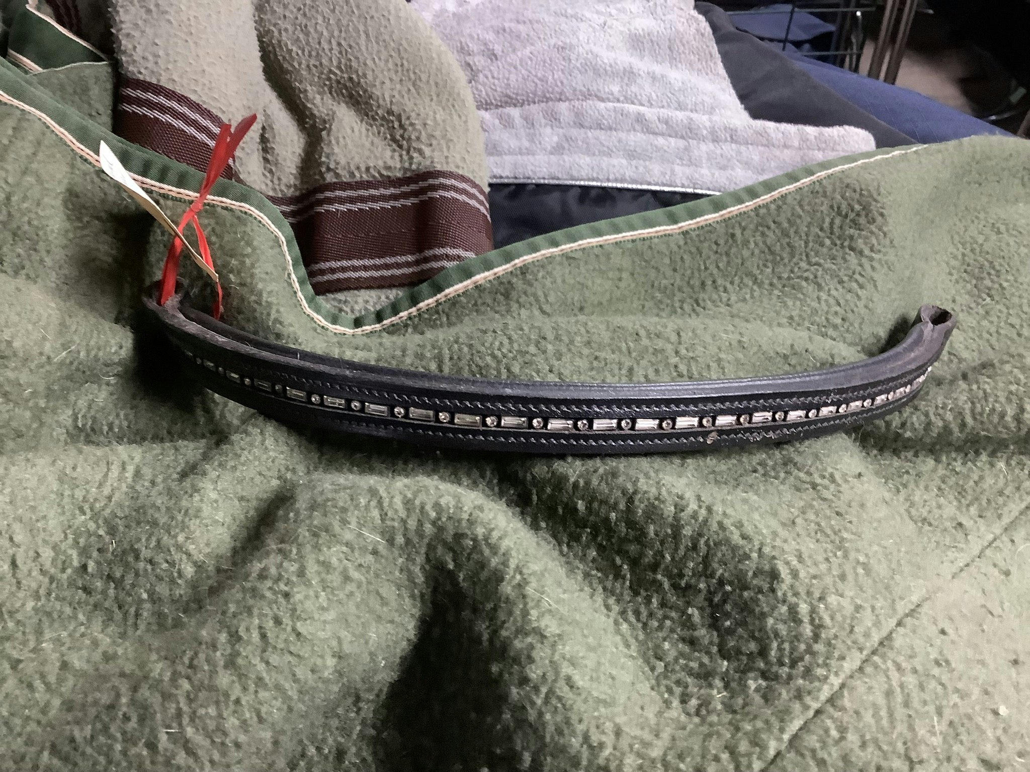Pannband svart med stenar, 40 cm