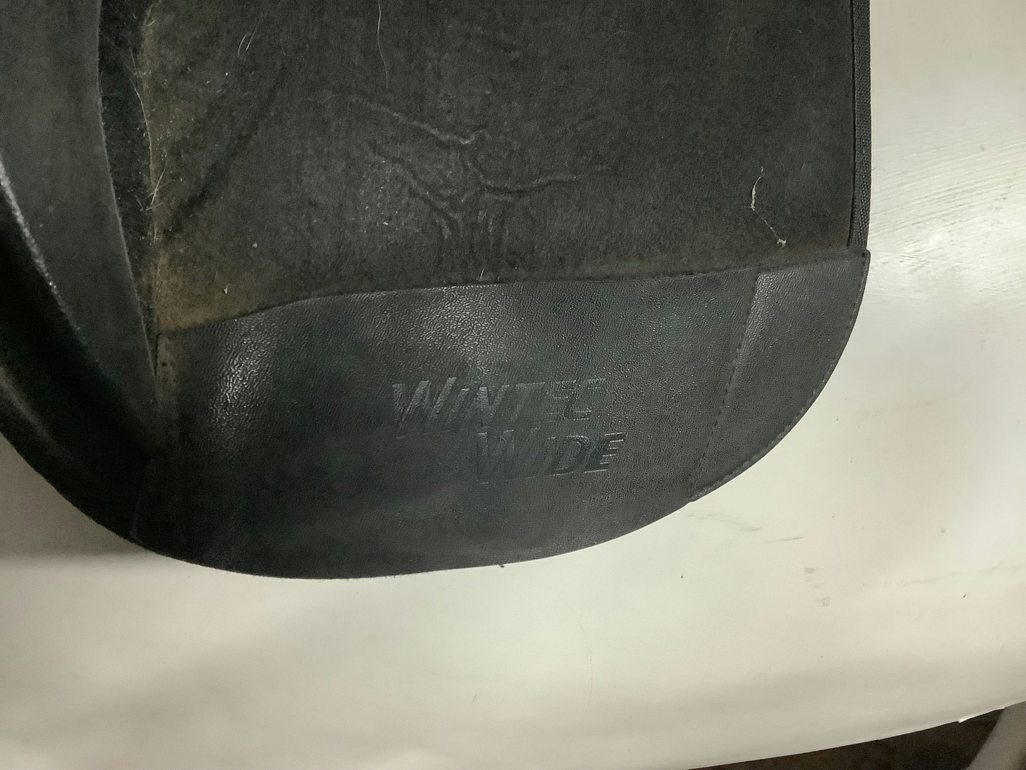 Wintec wide sadel,svart, rosa järn sitter i, 18”, fint skick,inkl stigläder och stigbyglar