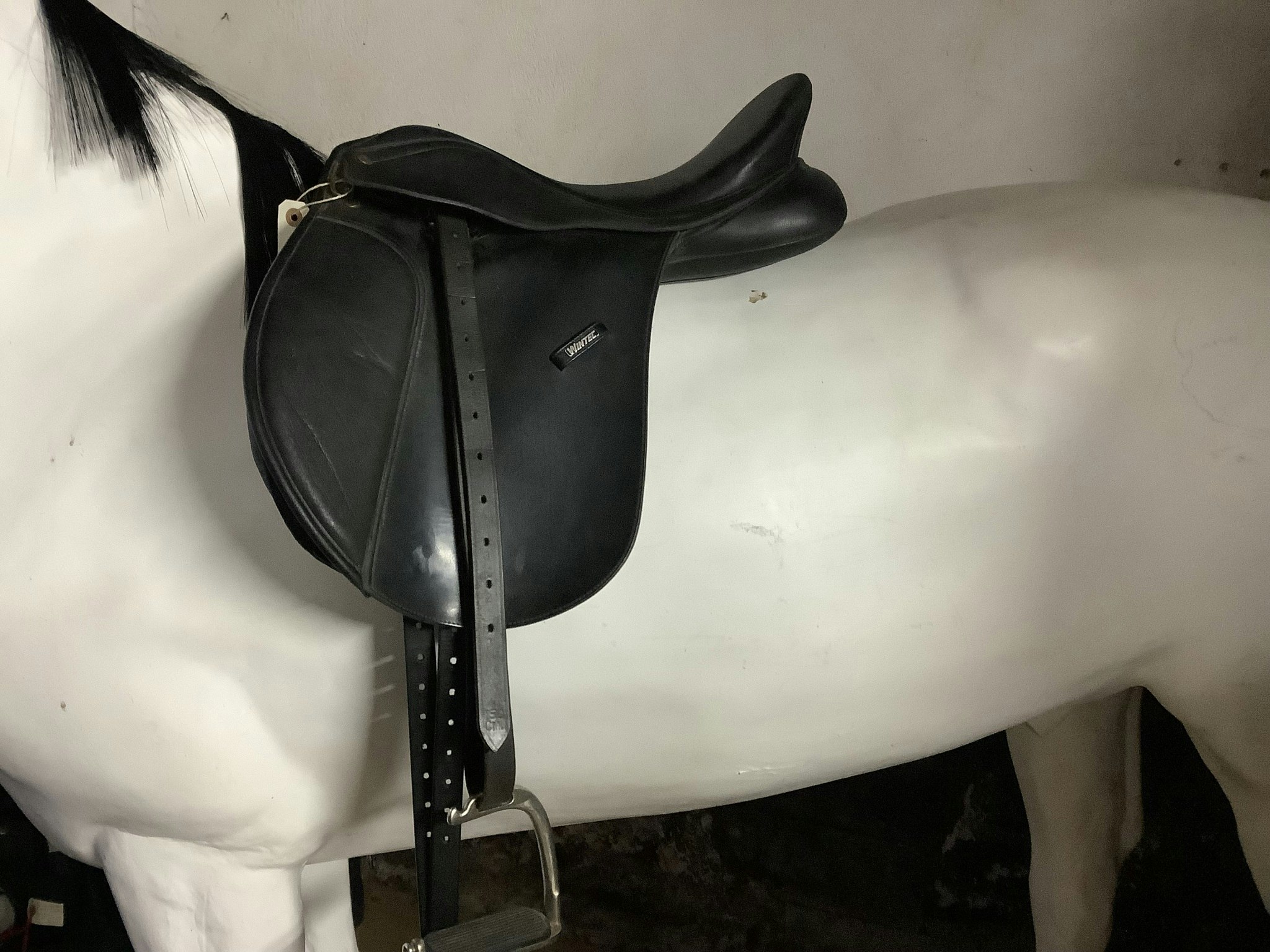 Wintec wide sadel,svart, rosa järn sitter i, 18”, fint skick,inkl stigläder och stigbyglar