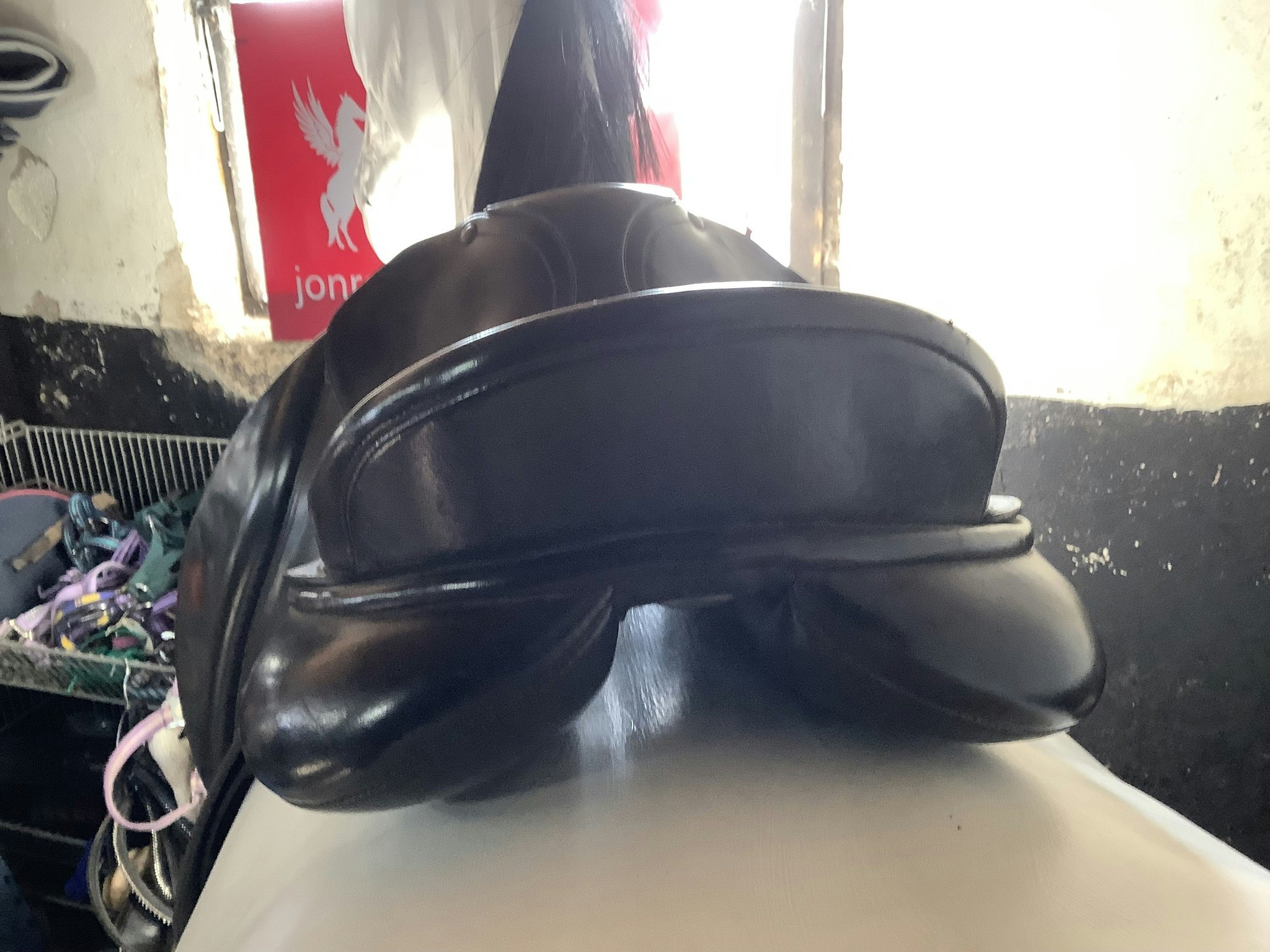 Bates dressyrsadel, svart,stl 42R= 16,5”,rött järn
