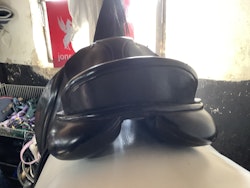 Bates dressyrsadel, svart,stl 42R= 16,5”,rött järn