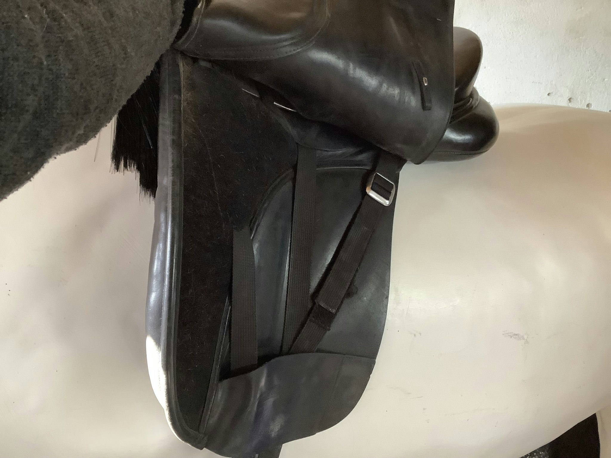Bates dressyrsadel, svart,stl 42R= 16,5”,rött järn