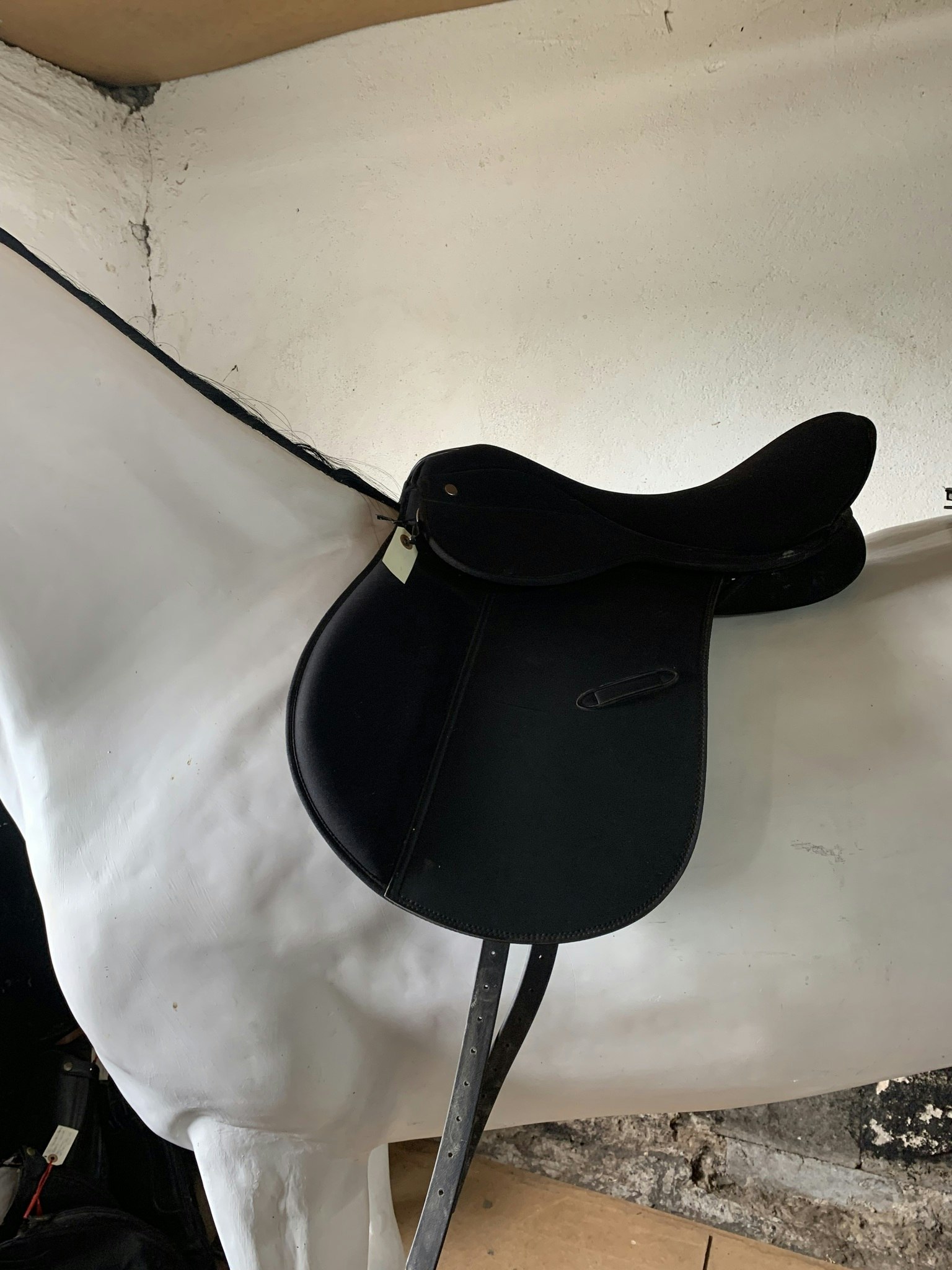 Syntetsadel svart, 17,5” x 30, nyskick