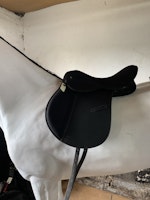 Syntetsadel svart, 17,5” x 30, nyskick