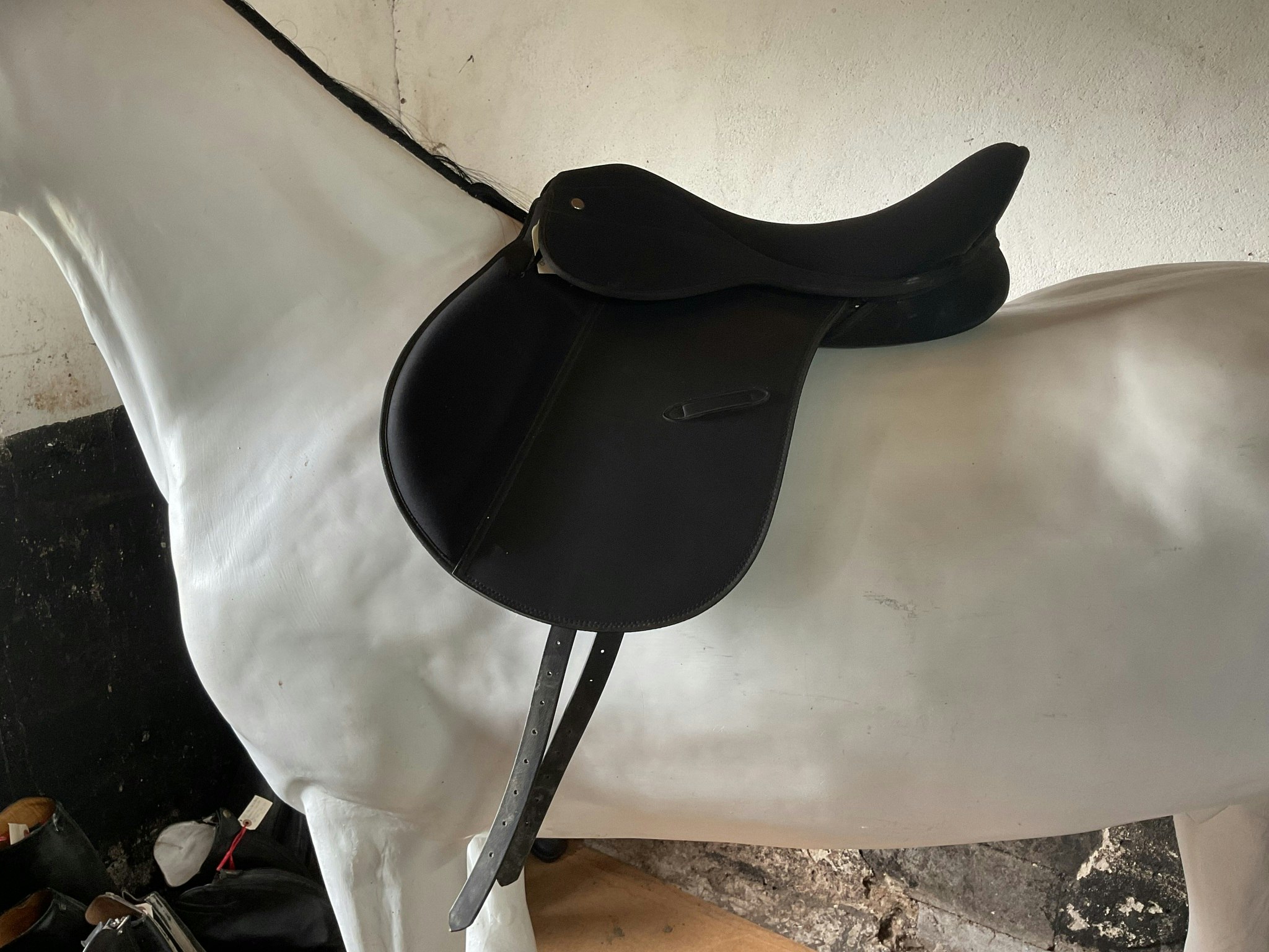 Syntetsadel svart, 17,5” x 30, nyskick