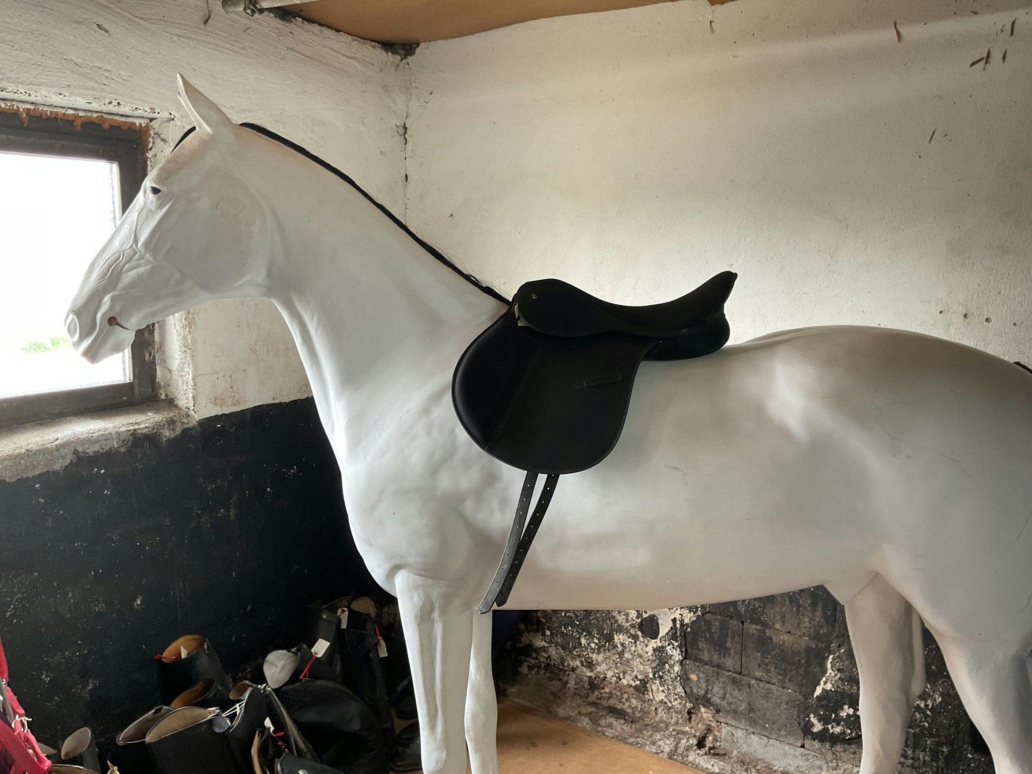 Syntetsadel svart, 17,5” x 30, nyskick