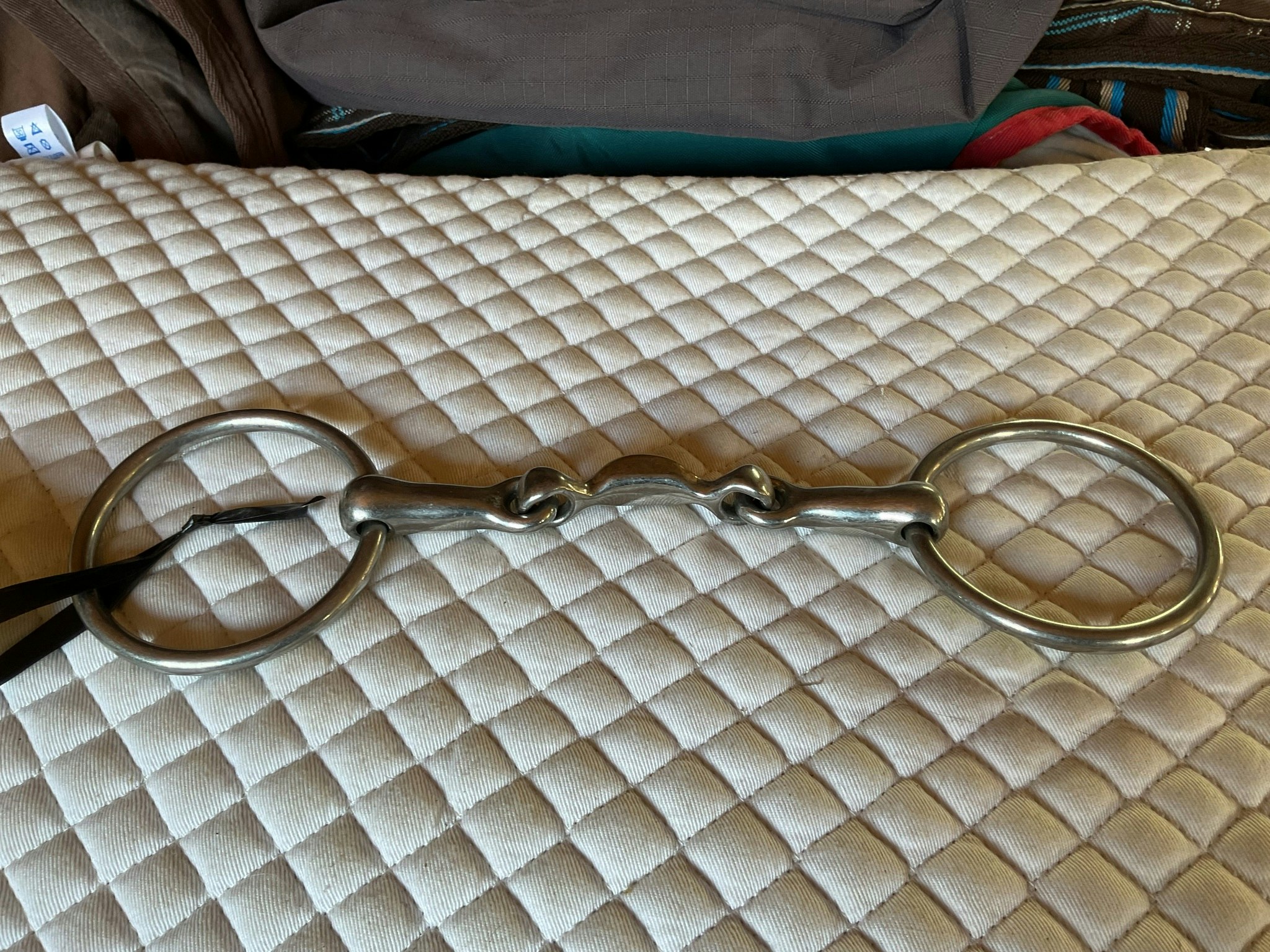 Tredelat bett med tungfrihet, 13 cm