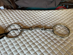 Tredelat bett med tungfrihet, 13 cm