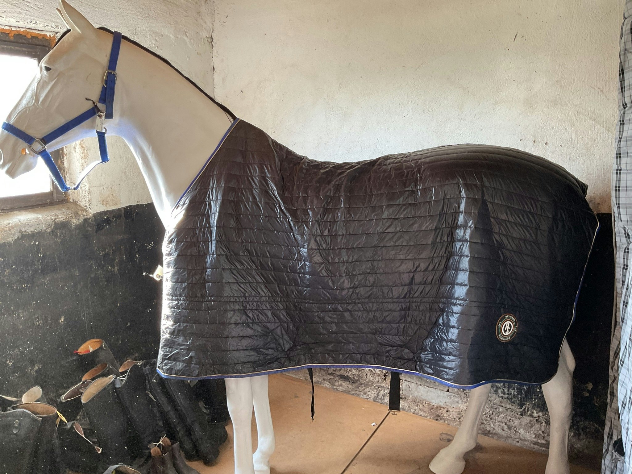 Hansbo stalltäcke light, 145 cm, en liten reva insidan, ca 50 gr