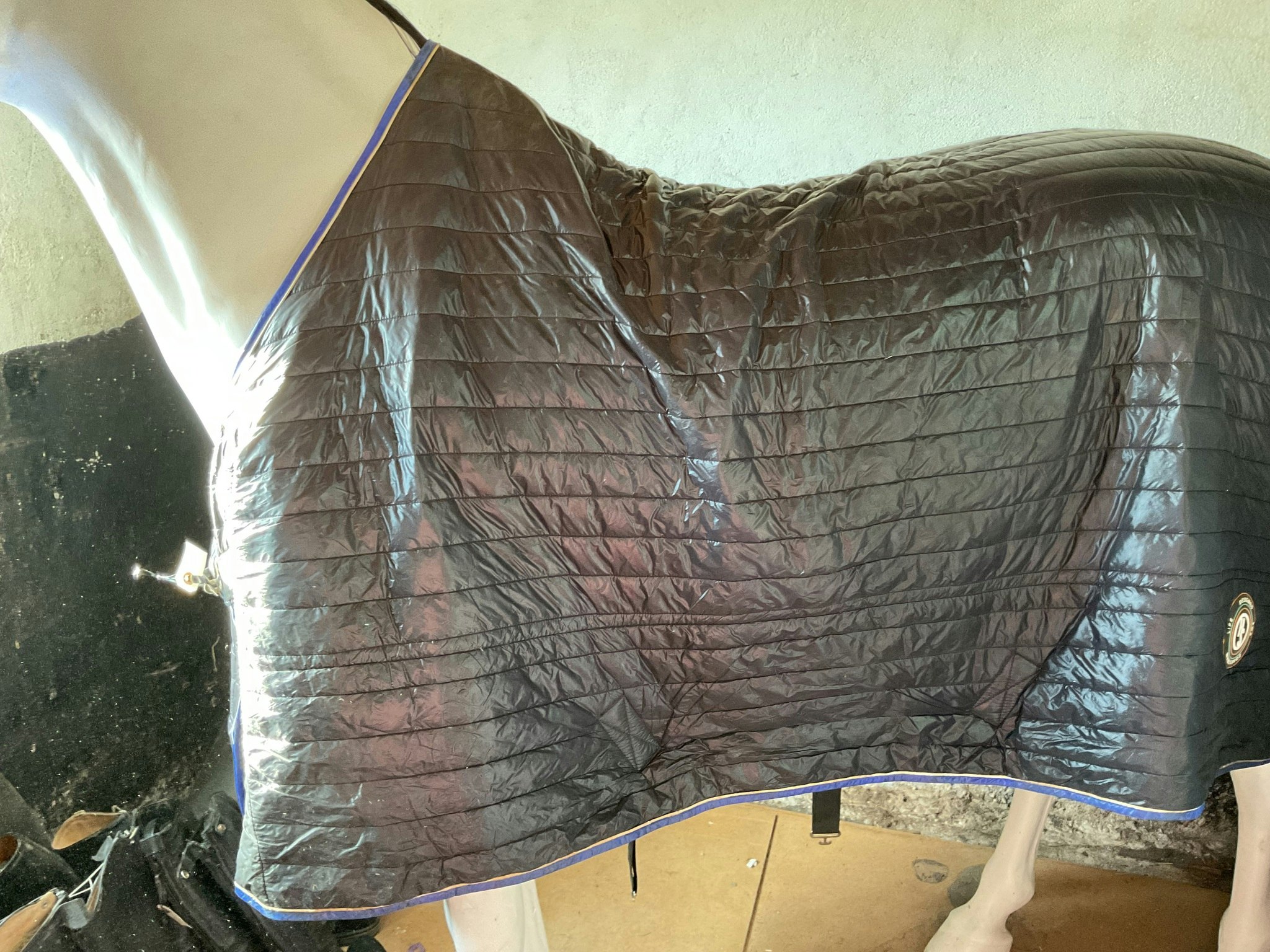 Hansbo stalltäcke light, 145 cm, en liten reva insidan, ca 50 gr