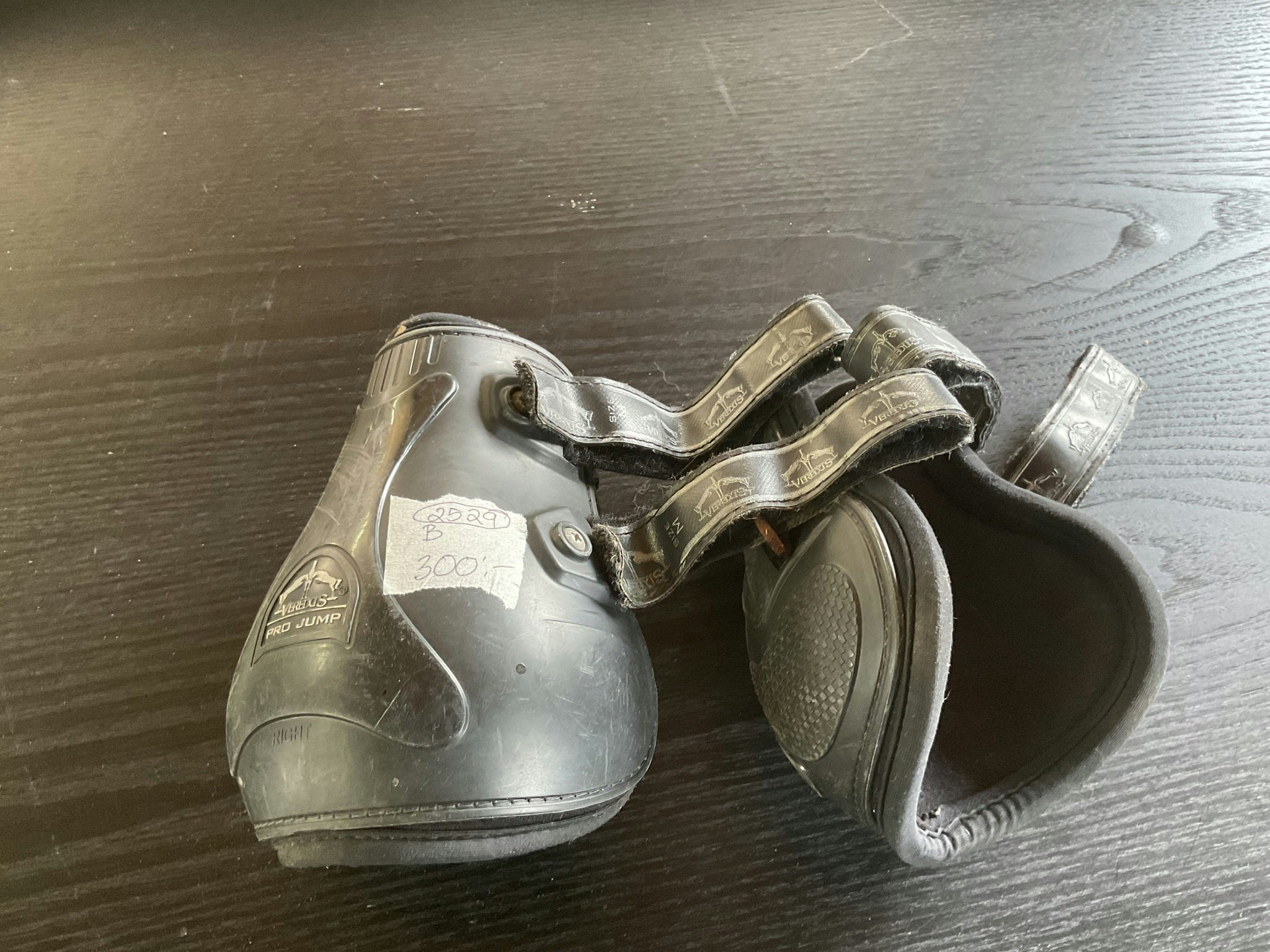 Veredus bakbensskydd, svarta, m,lite rostigt spänne