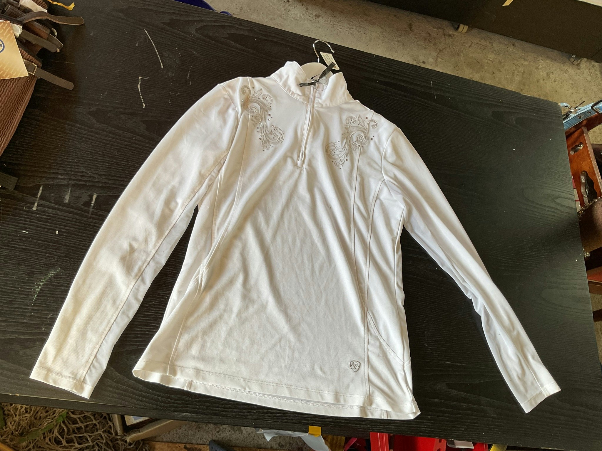 Ariat tävl.tröja ,vit,m,ngn liten fläck