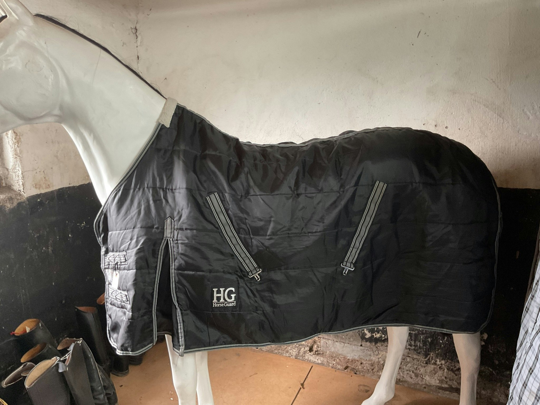 HG stalltäcke,svart,125 cm,ca 100 gr,ett litet hål
