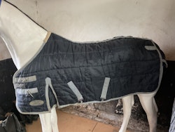 Shires stalltäcke,blått,otvättat,375 gr,110 cm,ngt litet hål