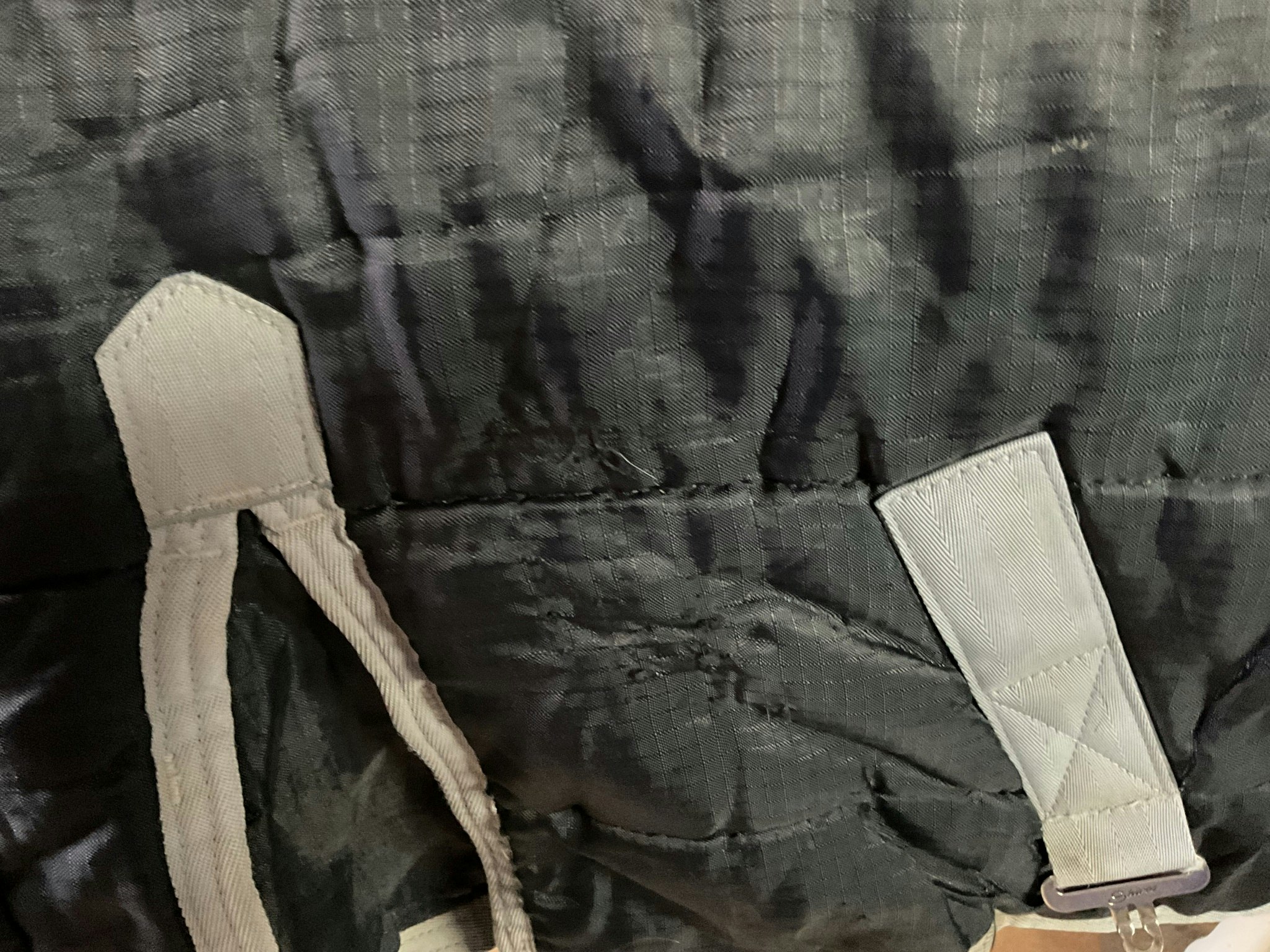 Shires stalltäcke,blått,otvättat,375 gr,110 cm,ngt litet hål