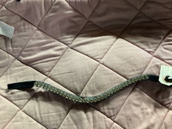 Kyro pannband med vita stenar,42 cm,ngn liten sten fattas,kardborren är lite sliten