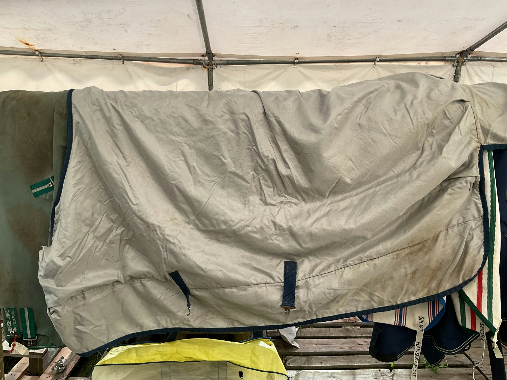 Bucas utetäcke,155 cm, 400 gr, sönder vid halsen