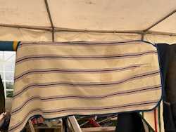 Hansbo sports täcke,ngn fläck förekommer,130 cm