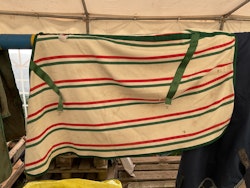 Hansbo sports,130 cm,ngn fläck förekommer,ena kryssgjorden släppt lite