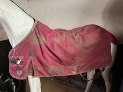 Täcke rosa,115 cm,otvättat,ett söndrigt knäppe fram