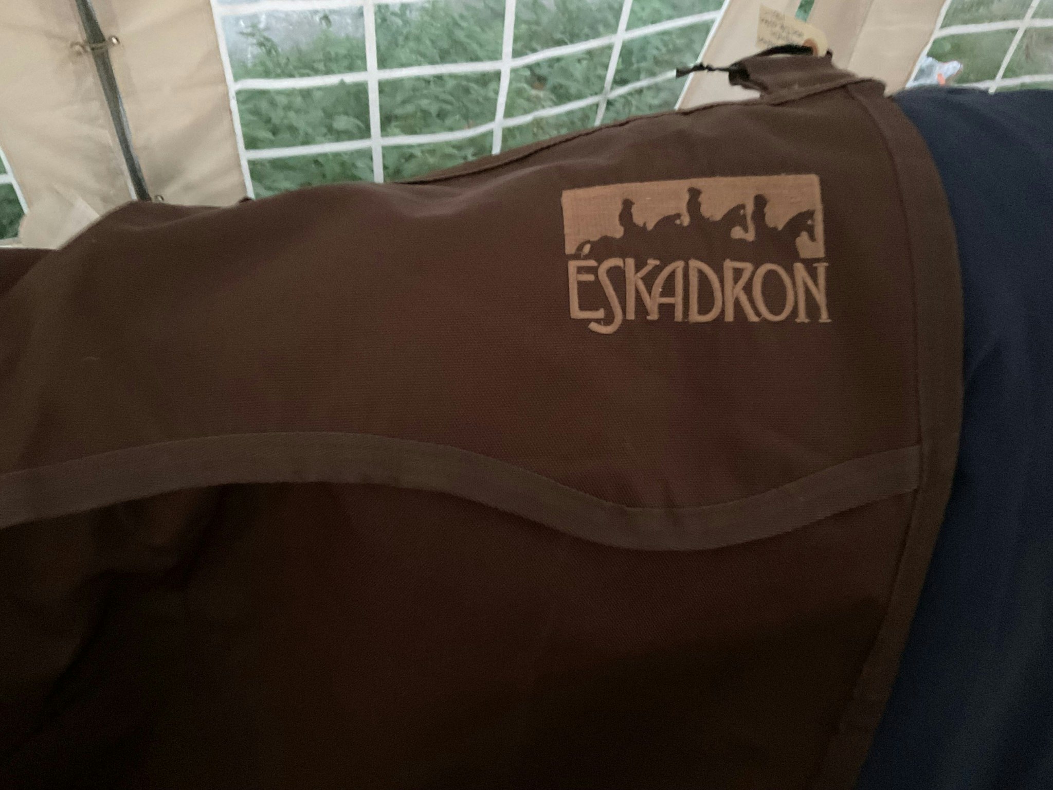 Eskadron boxgardin, brun, lite sliten