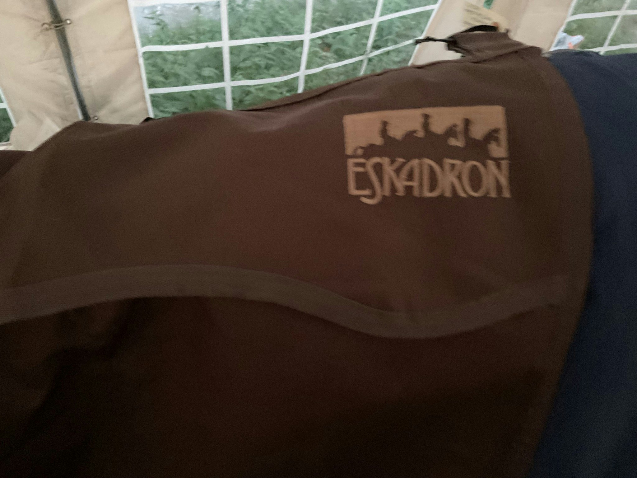 Eskadron boxgardin, brun, lite sliten