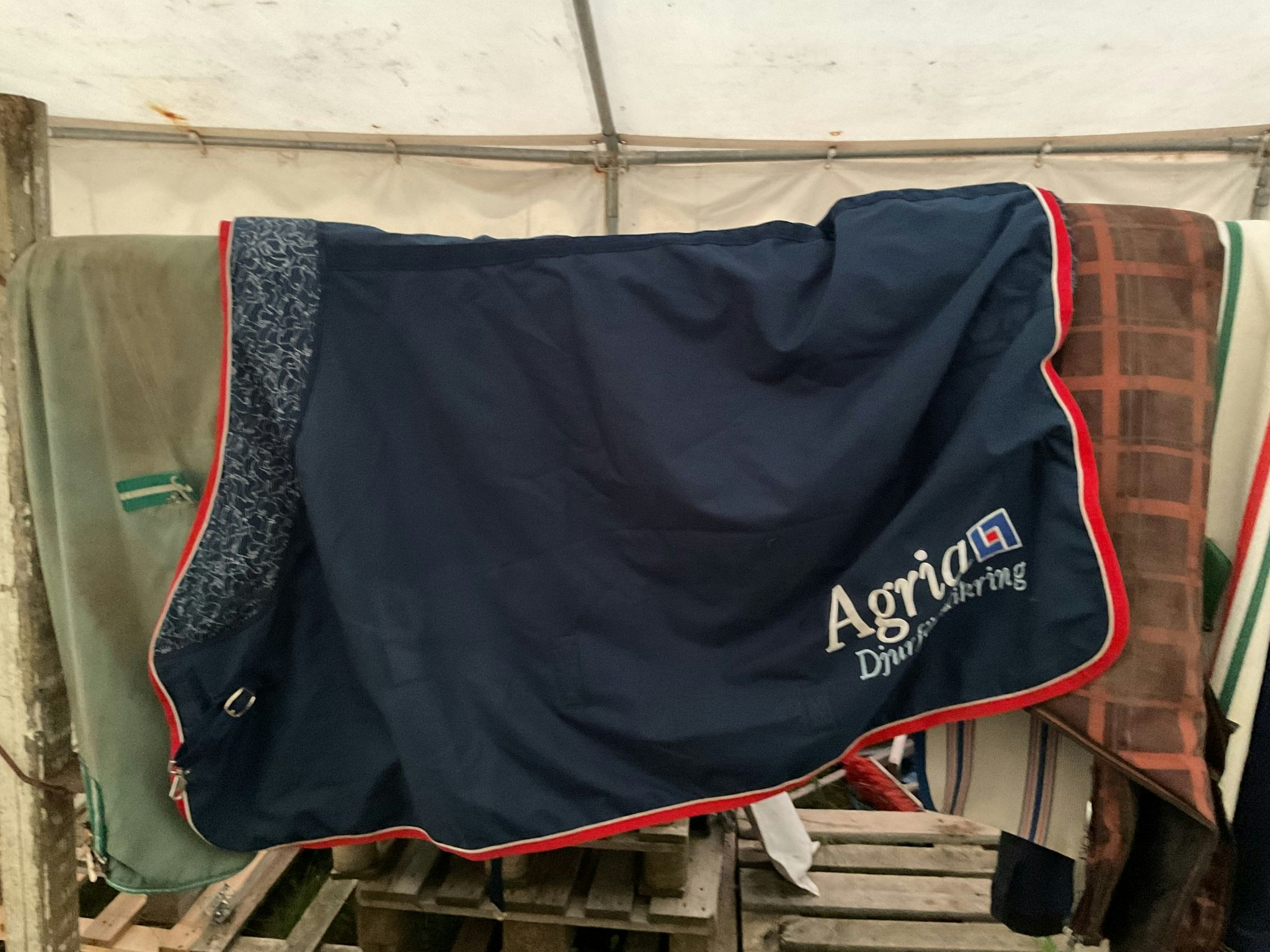 Agria täcke, ca 300 gr, 125 cm blå
