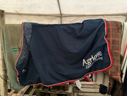 Agria täcke, ca 300 gr, 125 cm blå