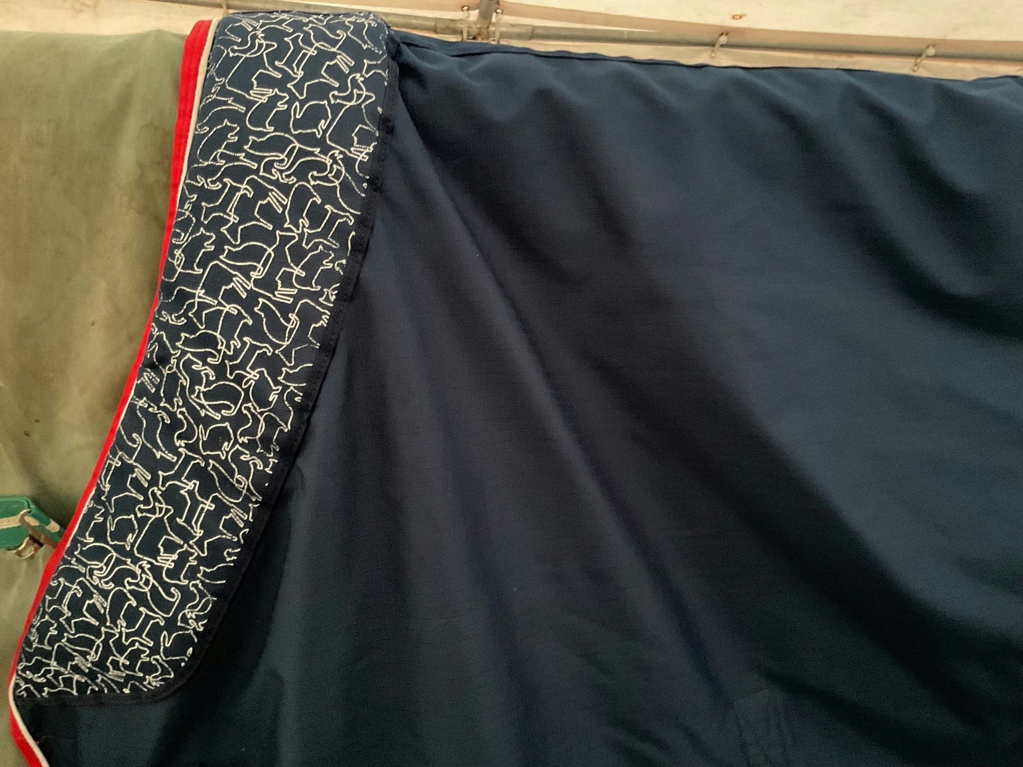 Agria täcke, ca 300 gr, 125 cm, blått