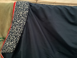 Agria täcke, ca 300 gr, 125 cm, blått