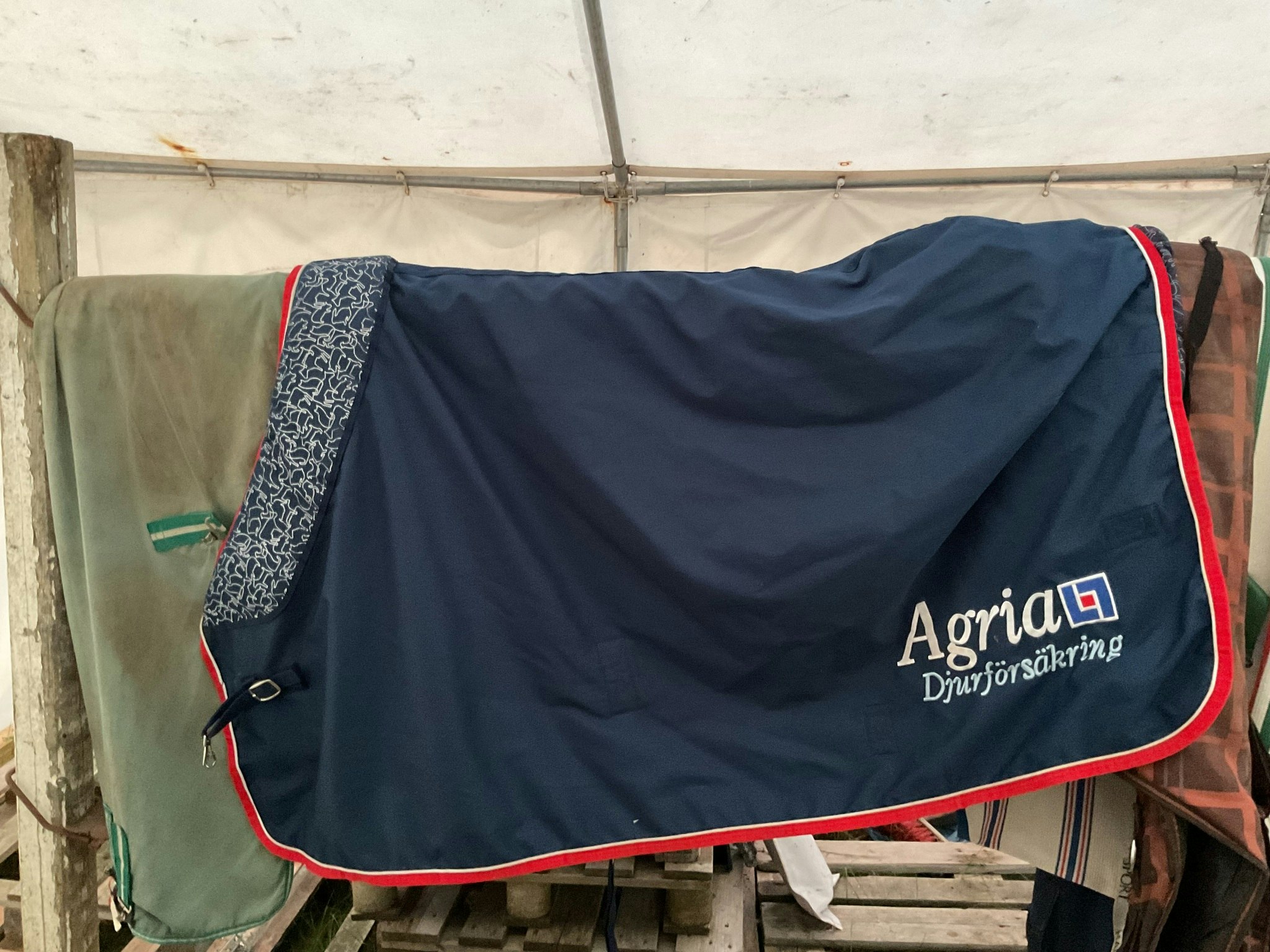 Agria täcke, ca 300 gr, 125 cm, blått