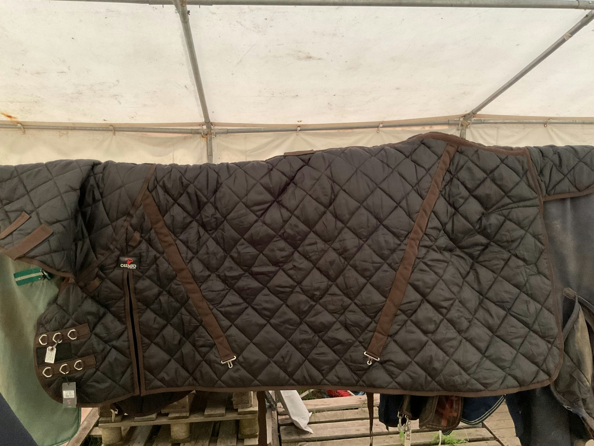 Catago stalltäcke med hals, 500 gr, 165 cm, svart med brunt, nytt