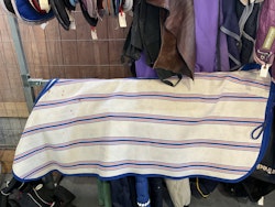 Hansbo stalltäcke, 125 cm, ngr fläckar