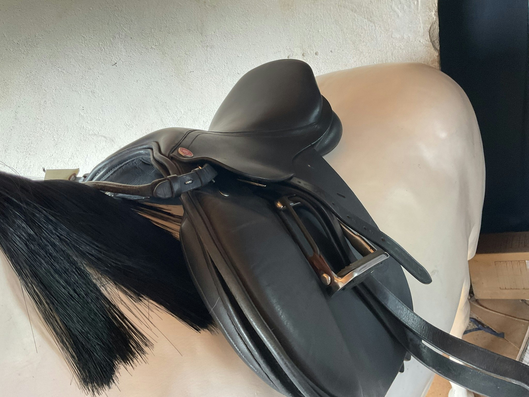 Claridge house sadel 15” svart, gult järn i, med stigläder och stigbyglar