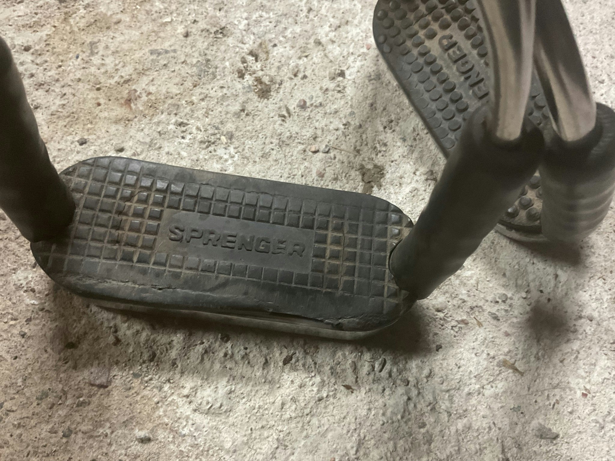 Sprenger stigbyglar 10 cm, plattorna sönder