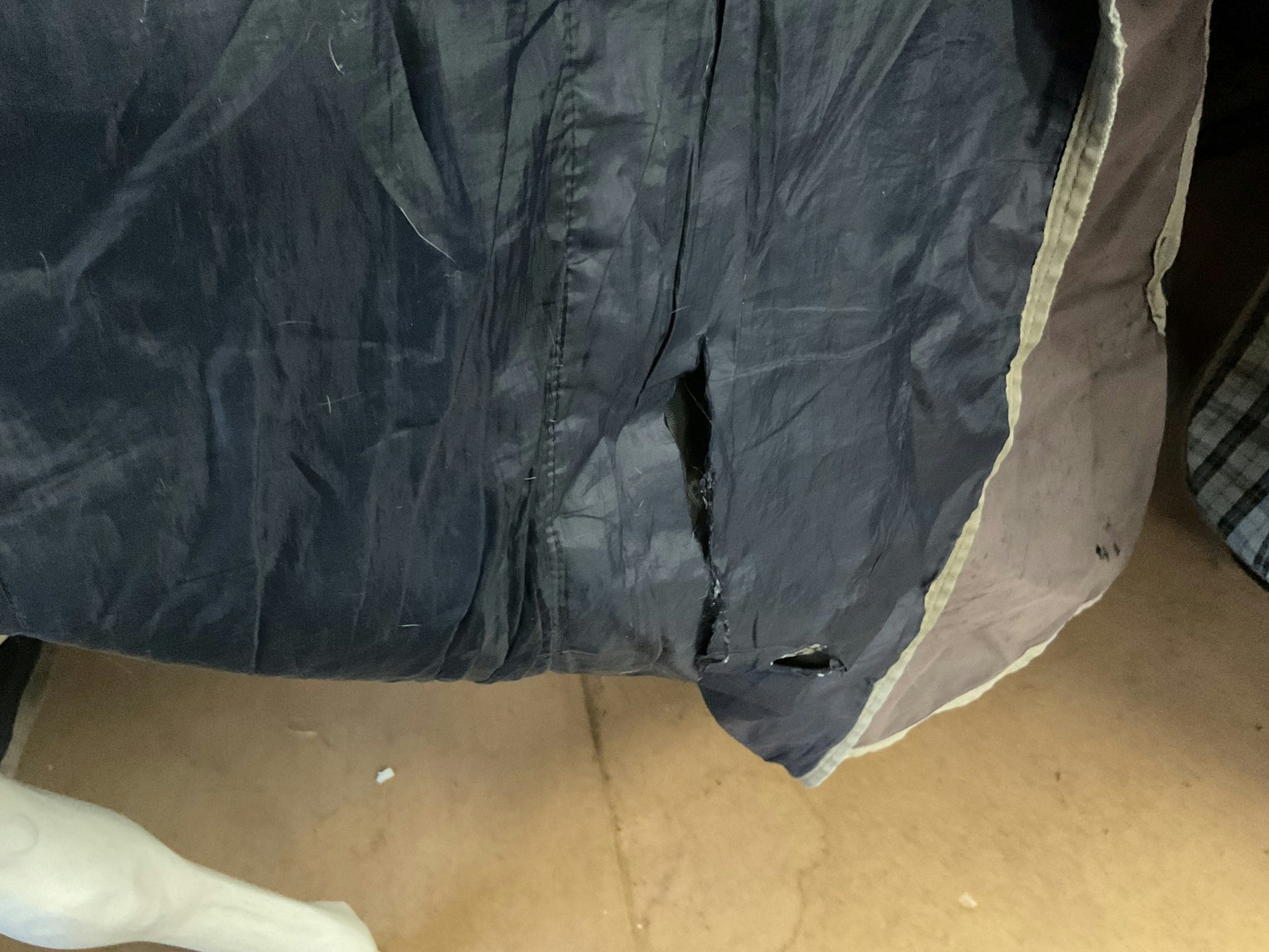 Amigo täcke, ca 200 gr, ngr revor insidan, ngt hål utsdan, 155 cm