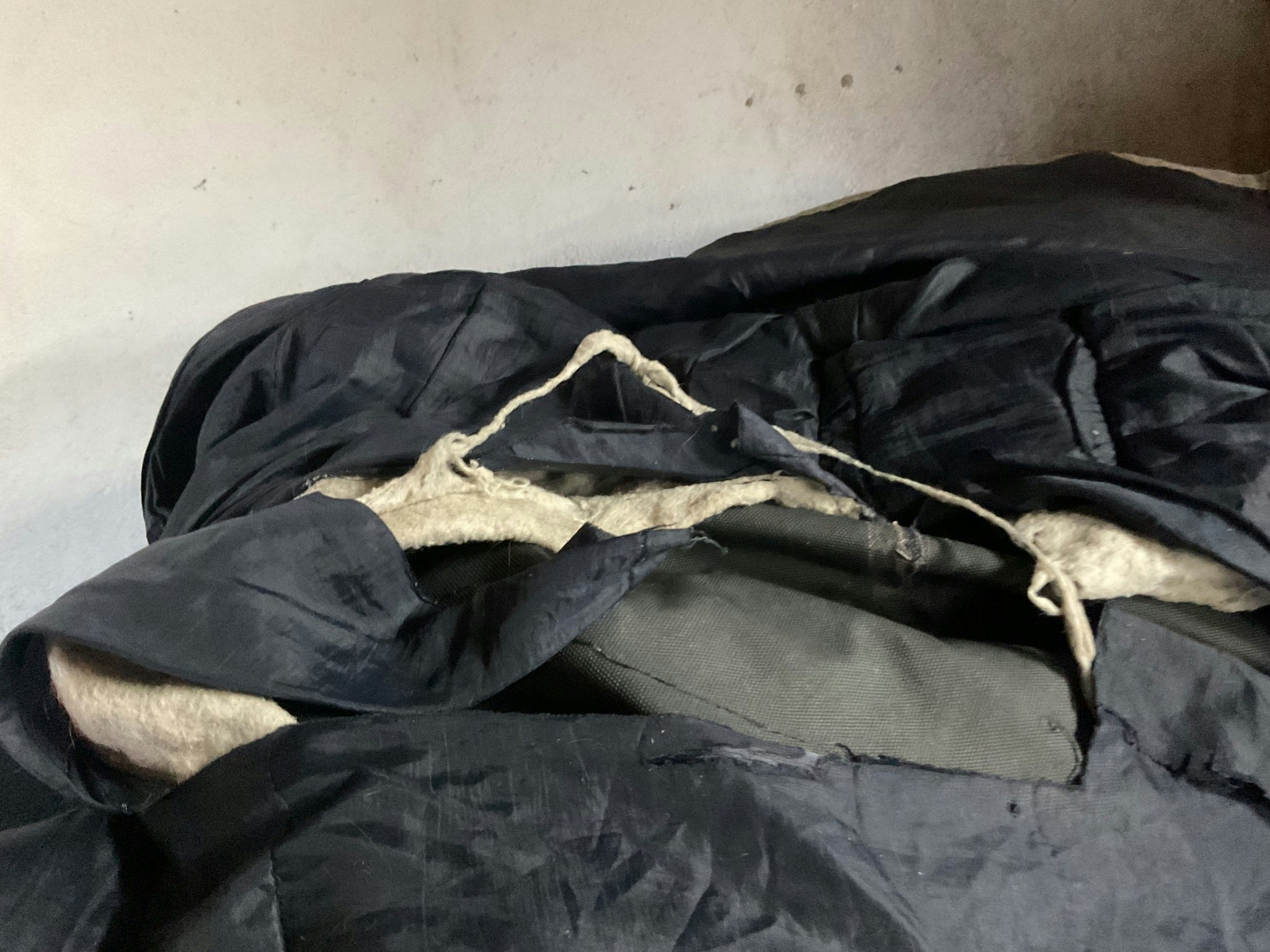 Amigo täcke, ca 200 gr, ngr revor insidan, ngt hål utsdan, 155 cm