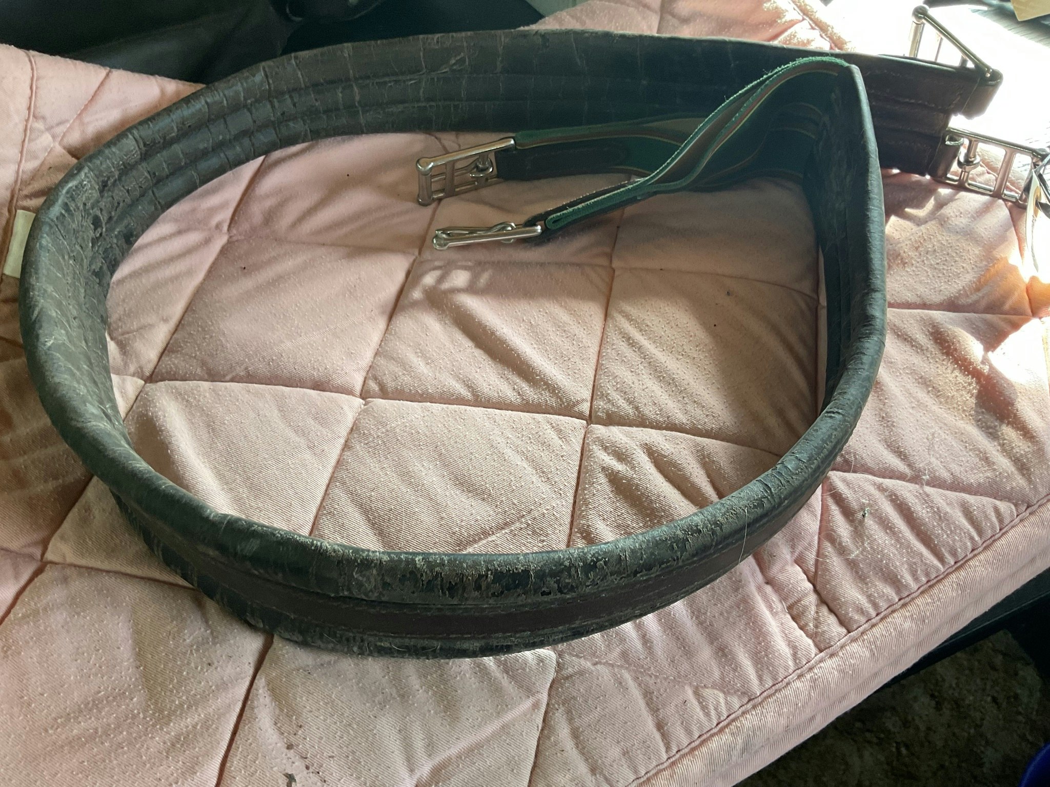 Sadelgjord brun, ngt sliten, 145 cm