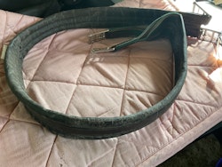 Sadelgjord brun, ngt sliten, 145 cm