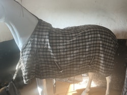 Täcke rutigt, ngr småhål, 145 cm