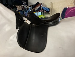 Kadett sadel svart, 15,5”, normal mot smal