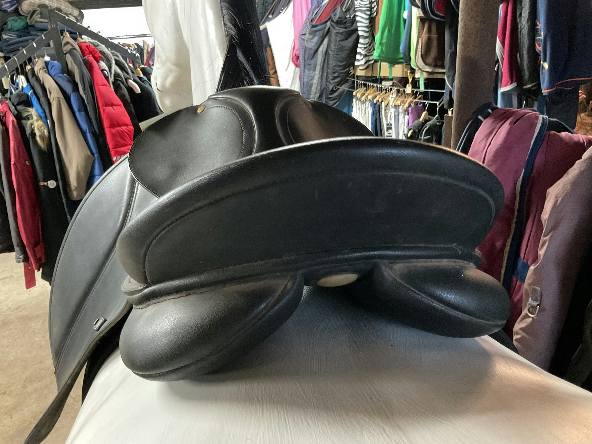 Wintec dressyrsadel 17,5”, vitt järn sitter i