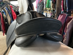 Wintec dressyrsadel 17,5”, vitt järn sitter i