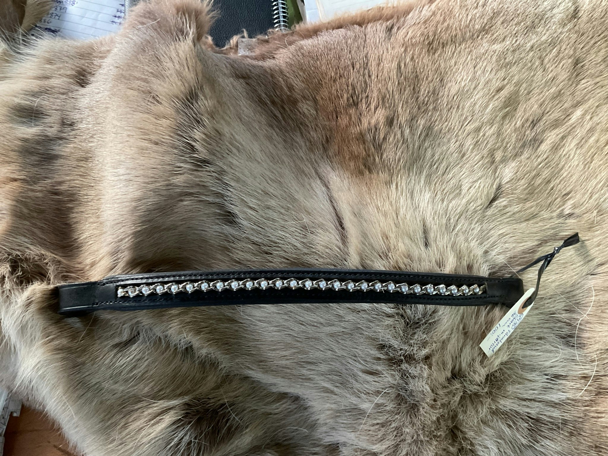 Pannband svart med pärlor 36 cm