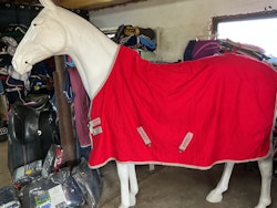 Amigo täcke, rött, 130 cm,ngn fläck